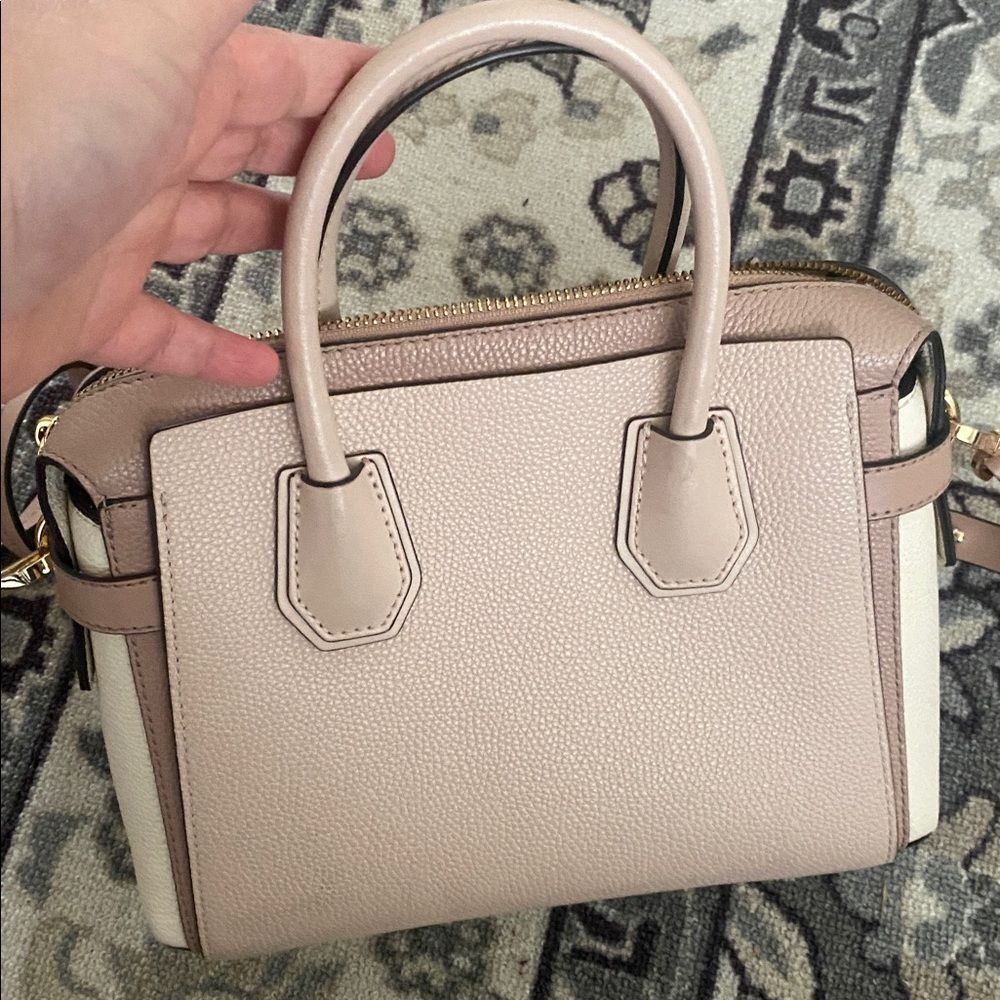 Michael Kors Mercer bag

Michael Kors Blush Pink Satchel with Gold Details - Picture 10 of 11